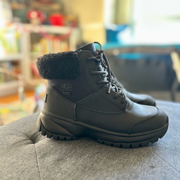 UGG Yose Fluff V2 Waterproof Snow Boots Women’s 7 Black❄️❄️❄️ - Picture 6 of 11